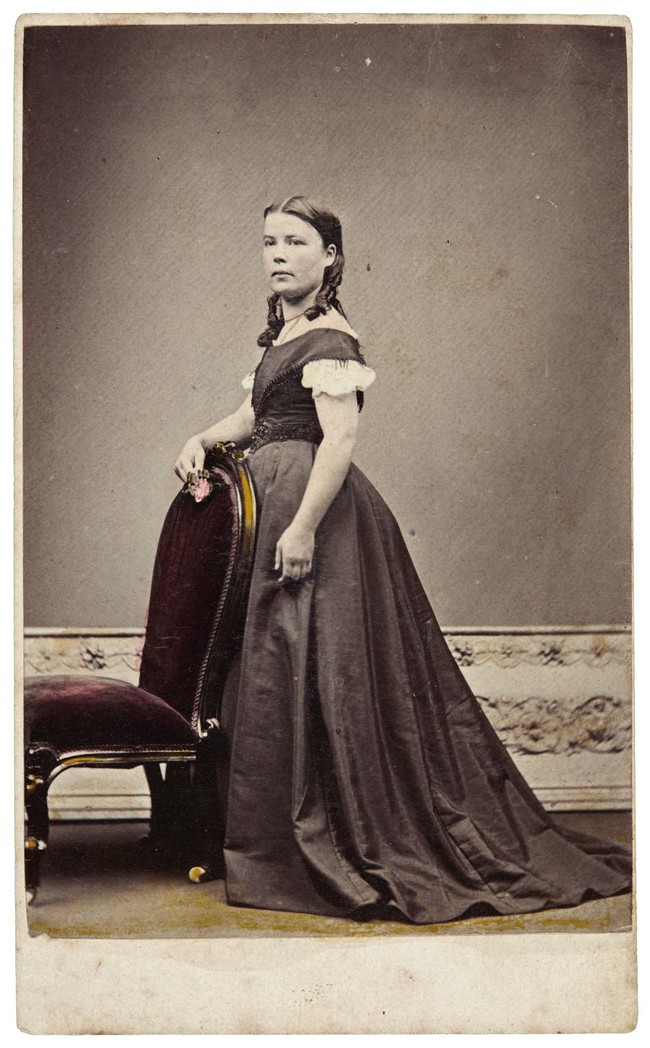 Tait Brothers Young woman, Hokitika c.1867. Albumen carte-de-visite. Alexander Turnbull Library, Wellington, Robbie Packer collection (PA1-q-1289-30-3)
