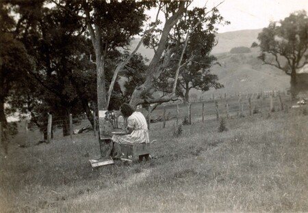 Unknown photographer Doris Lusk painting The Old House, Duvauchelle c. 1949. Reproduced courtesy of the Doris Lusk Foundation