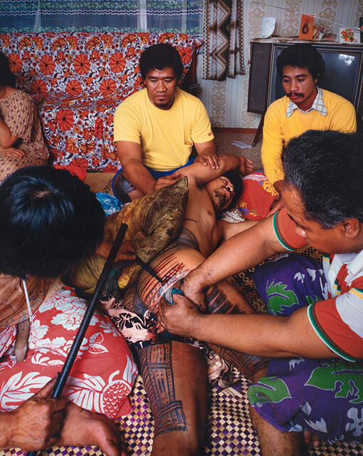 26.2.1982. Farwood Drive, Henderson, West Auckland. Tattooing Seoseo Tuigamala. Tufuga tatatau: Su'a Tavui Pasina Iosefo Ah Ken