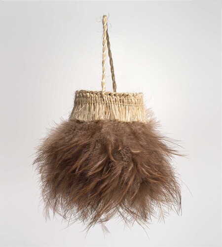 Cath Brown Kiwi Kete 1990s. Harakeke, kiwi feathers. Collection of Elizabeth Brown, Christchurch