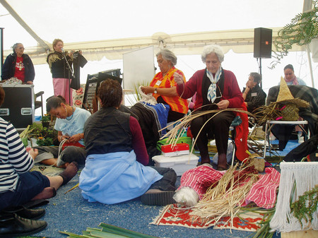 Weavers continue to learn from members of Kāhui Whiritoi who work among them at the National Hui in 2005. Photo: Patricia Te Arapo Wallace