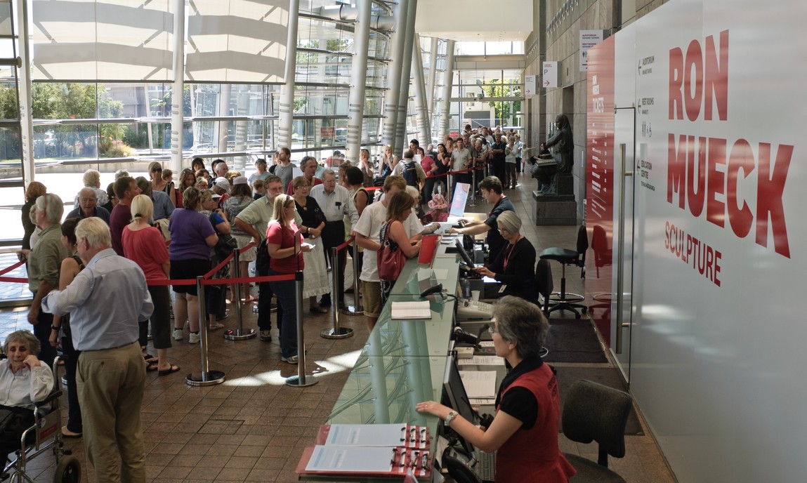 Crowds queuing for tickets in the final days of Ron Mueck in 2010