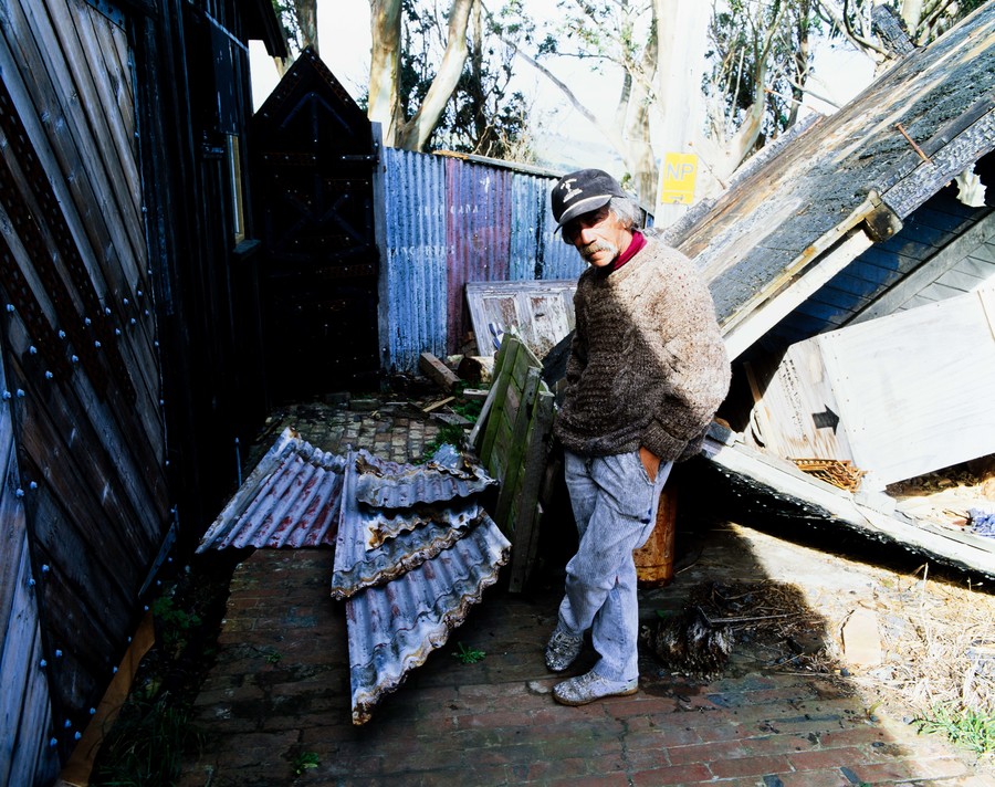 Robin Morrison Ralph Hotere 1992. Photograph. Courtesy of the Robin Morrison Estate and Tāmaki Paenga Hira Auckland Museum.