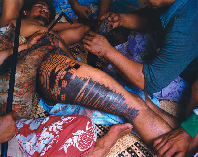 1982. Farwood Drive, Henderson, West Auckland. Tattooing Uli. Tufuga tatatau: Su'a Tavui Pasina Iosefo Ah Ken