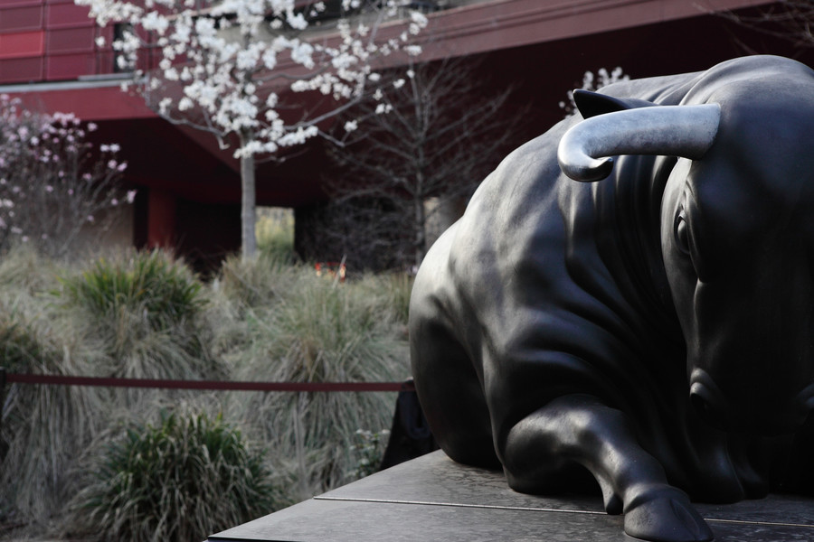 Michael Parekowhai A Peak in Darien (detail) 2011.  Bronze, stainless steel. Courtesy of the artist and Michael Lett, Auckland. © musée du Quai Branly, photo: Cyril Zannettacci