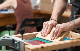 Image: uploads/2017_12/screen-printing-tshirts.jpg
